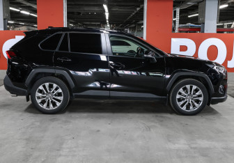 Подержанный автомобиль Toyota RAV4 2021 года (4 фото)