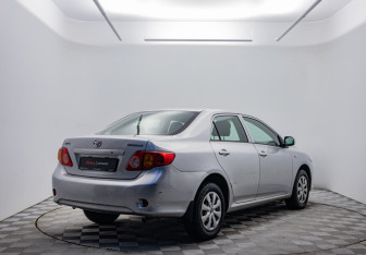 Подержанный автомобиль Toyota Corolla Sedan 2007 года (5 фото)