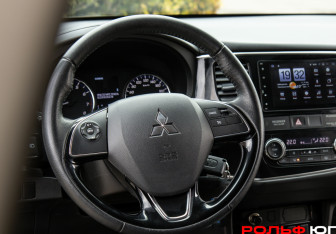 Подержанный автомобиль Mitsubishi Outlander 2018 года (11 фото)