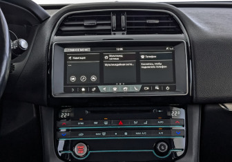 Подержанный автомобиль Jaguar F-Pace 2017 года (15 фото)