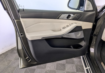 Подержанный автомобиль BMW X7 2021 года (19 фото)