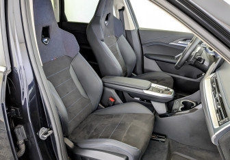 Подержанный автомобиль BMW X1 2025 года (24 фото)