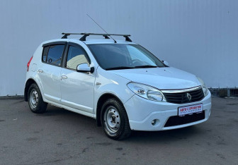 Подержанный автомобиль Renault Sandero 2012 года (3 фото)