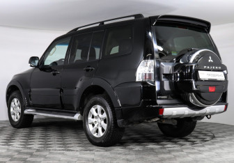 Подержанный автомобиль Mitsubishi Pajero 2013 года (6 фото)