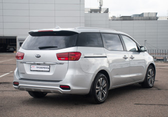 Подержанный автомобиль Kia Carnival 2020 года (5 фото)