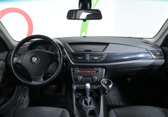 Подержанный автомобиль BMW X1 2011 года (7 фото)