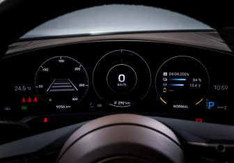 Подержанный автомобиль Porsche Taycan 2021 года (18 фото)