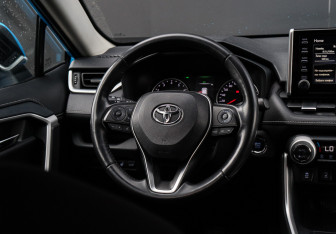 Подержанный автомобиль Toyota RAV4 2020 года (11 фото)
