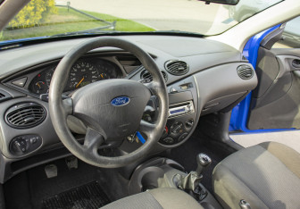 Подержанный автомобиль Ford Focus Hatchback 2003 года (12 фото)