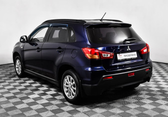 Подержанный автомобиль Mitsubishi ASX 2011 года (7 фото)