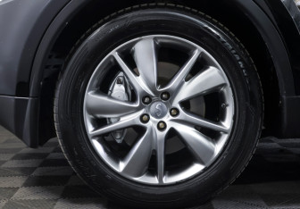 Подержанный автомобиль Infiniti QX70 2014 года (19 фото)