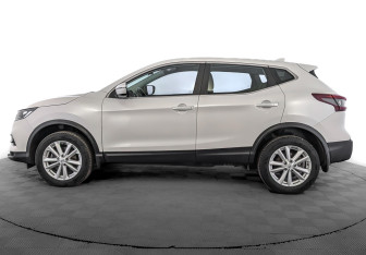 Подержанный автомобиль Nissan Qashqai 2022 года (8 фото)