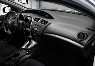 Подержанный автомобиль Honda Civic Hatchback 2013 года (24 фото)