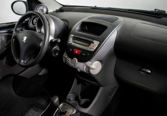 Подержанный автомобиль Peugeot 107 2011 года (10 фото)