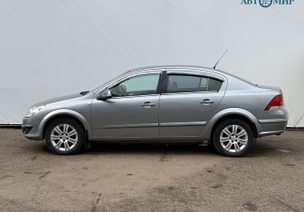 Подержанный автомобиль Opel Astra Sedan 2012 года (8 фото)