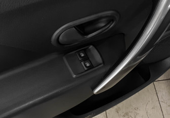 Подержанный автомобиль Renault Logan Sedan 2016 года (15 фото)
