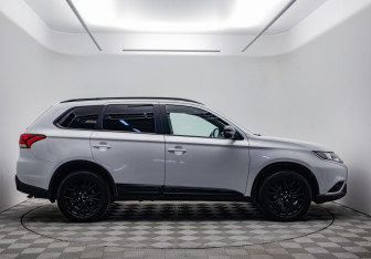 Подержанный автомобиль Mitsubishi Outlander 2021 года (4 фото)