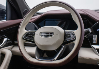 Подержанный автомобиль Geely Monjaro 2024 года (15 фото)