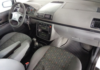 Подержанный автомобиль Volkswagen Sharan 2003 года (11 фото)