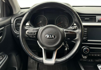 Подержанный автомобиль Kia Rio Sedan 2018 года (12 фото)