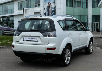Подержанный автомобиль Mitsubishi Outlander 2008 года (5 фото)