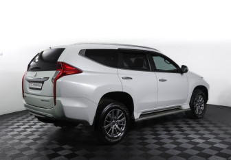 Подержанный автомобиль Mitsubishi Pajero Sport 2017 года (5 фото)