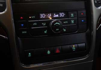 Подержанный автомобиль Jeep Grand Cherokee 2011 года (10 фото)