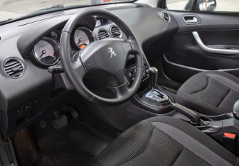Подержанный автомобиль Peugeot 408 2012 года (15 фото)