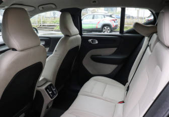 Подержанный автомобиль Volvo XC40 2021 года (10 фото)