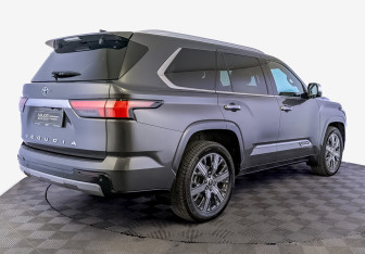 Подержанный автомобиль Toyota Sequoia 2023 года (5 фото)