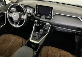 Подержанный автомобиль Toyota RAV4 2022 года (9 фото)