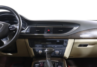 Подержанный автомобиль Audi A7 2011 года (14 фото)