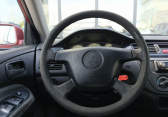 Подержанный автомобиль Mitsubishi Lancer Sedan 2005 года (12 фото)