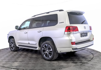 Подержанный автомобиль Toyota Land Cruiser Suv 2021 года (7 фото)