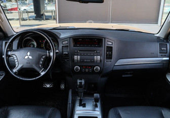 Подержанный автомобиль Mitsubishi Pajero 2011 года (8 фото)