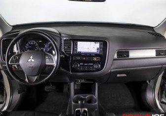 Подержанный автомобиль Mitsubishi Outlander 2014 года (13 фото)