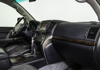 Подержанный автомобиль Toyota Land Cruiser Suv 2010 года (14 фото)