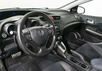 Подержанный автомобиль Honda Civic Hatchback 2012 года (10 фото)
