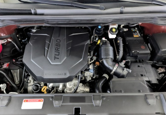 Подержанный автомобиль Kia Carnival 2022 года (9 фото)