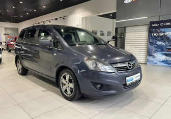 Подержанный автомобиль Opel Zafira Compactvan 2011 года (3 фото)