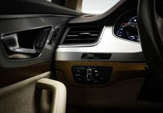 Подержанный автомобиль Audi Q7 2015 года (13 фото)