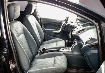 Подержанный автомобиль Ford Fiesta Hatchback 2012 года (6 фото)