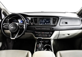 Подержанный автомобиль Kia Carnival 2019 года (11 фото)