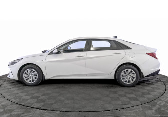 Подержанный автомобиль Hyundai Elantra Sedan 2021 года (8 фото)