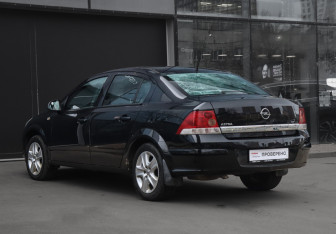 Подержанный автомобиль Opel Astra Sedan 2014 года (7 фото)