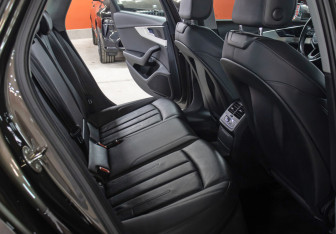 Подержанный автомобиль Audi A4 Sedan 2015 года (12 фото)