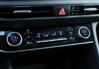 Подержанный автомобиль Hyundai Sonata 2022 года (16 фото)