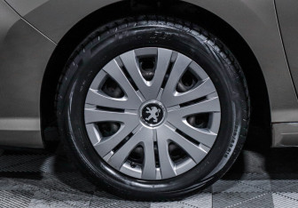 Подержанный автомобиль Peugeot 408 2013 года (14 фото)