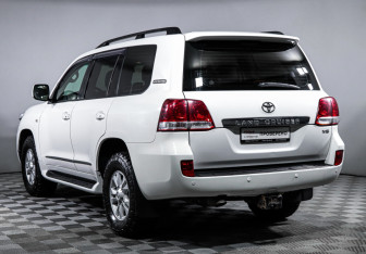Подержанный автомобиль Toyota Land Cruiser Suv 2007 года (7 фото)