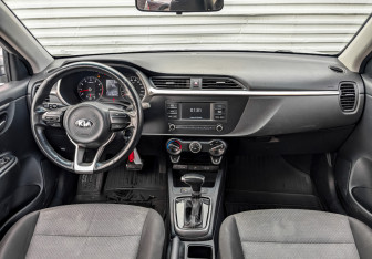 Подержанный автомобиль Kia Rio Hatchback 2021 года (14 фото)